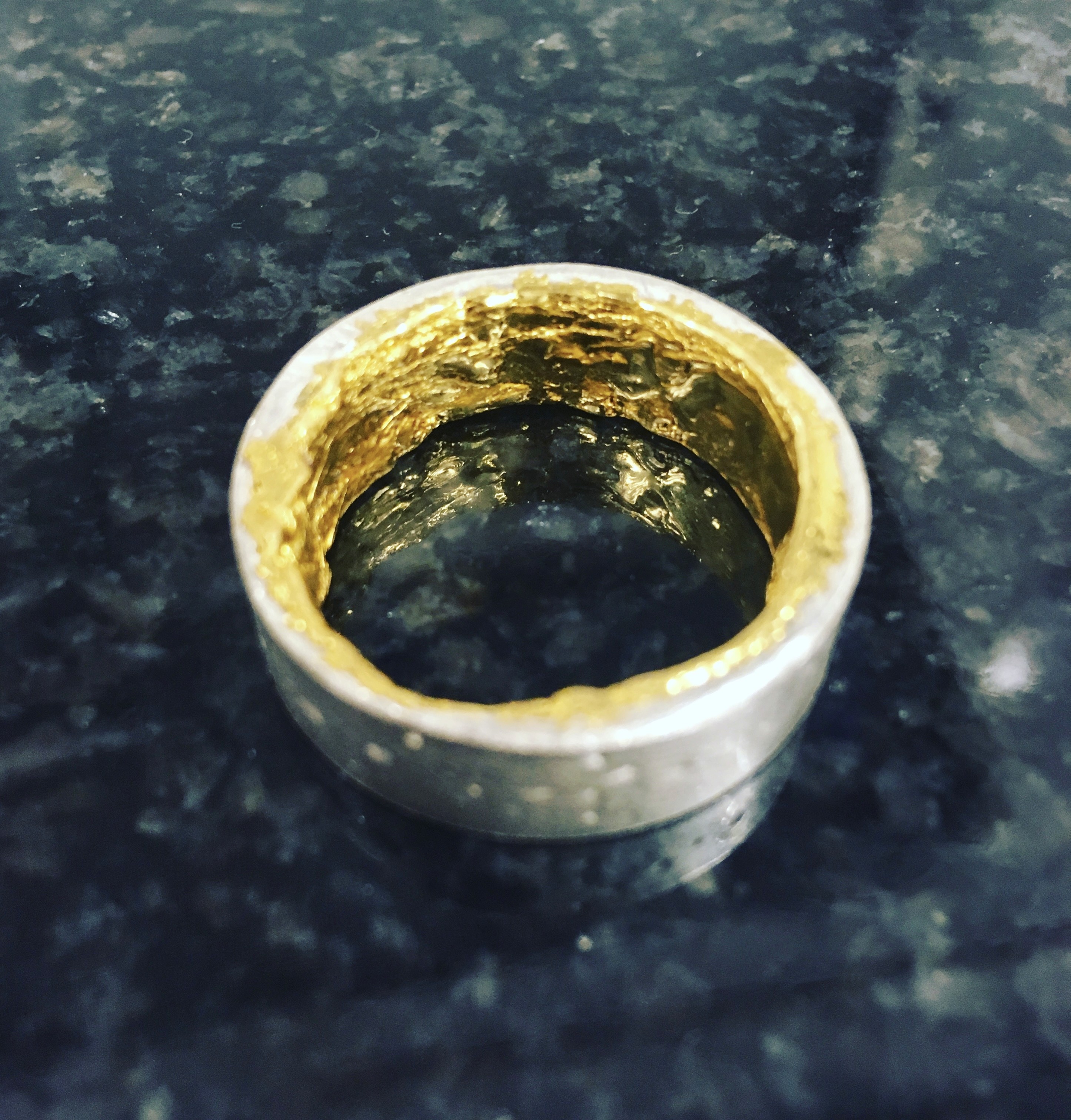 Nahaufnahme Gold und Silber Ring  