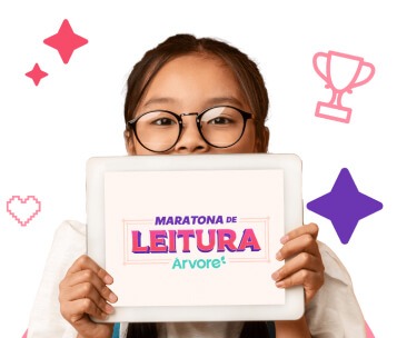 menina segurando tablet com cartaz da maratona de leitura