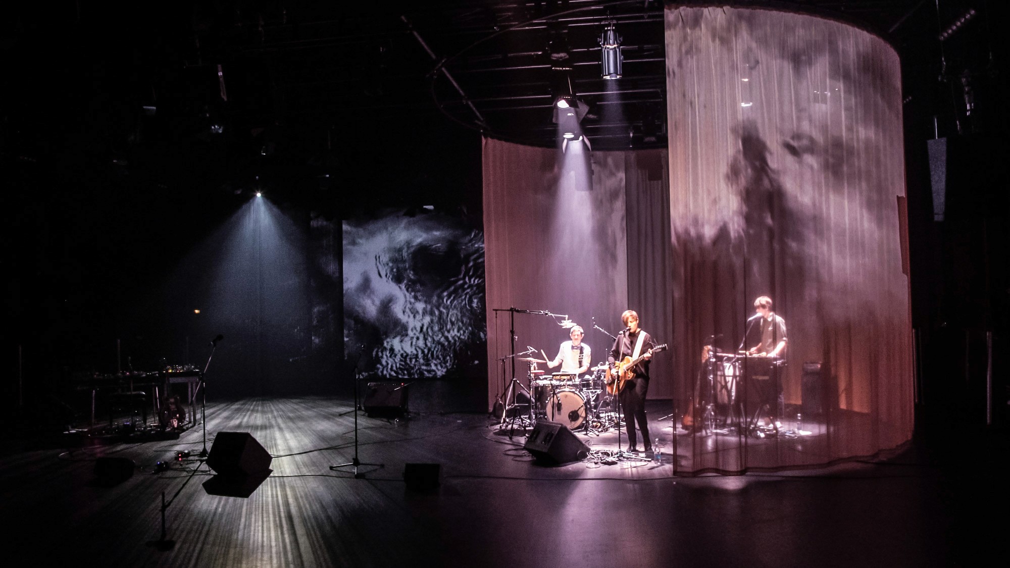 Woanders - stage projection mapping