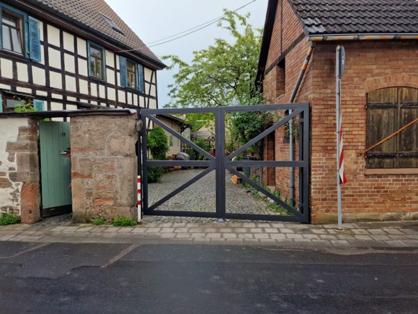 Schwarzes Metalltor für eine Einfahrt.