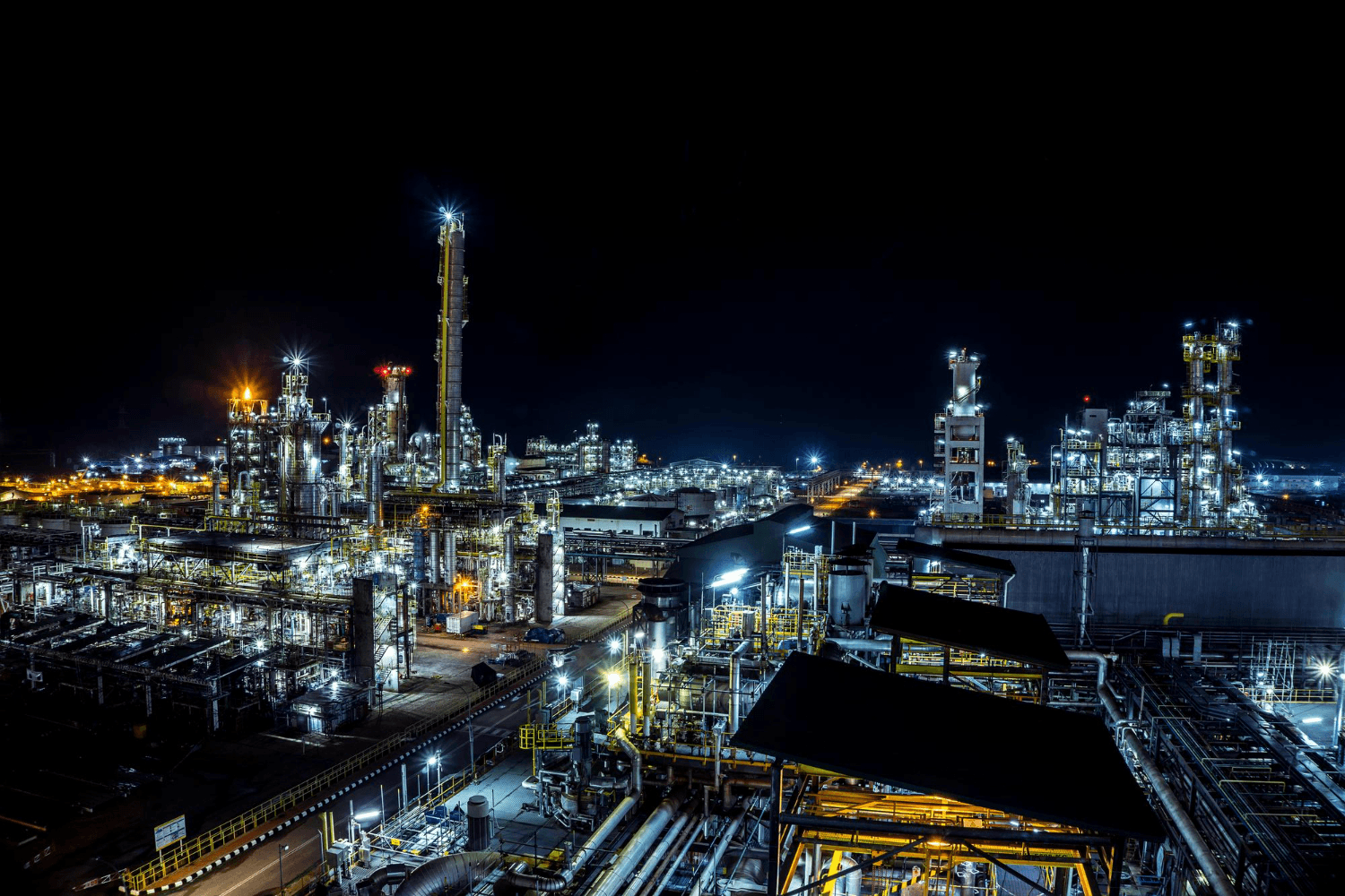 두 남자가 서로 옆에 서 있는 모습