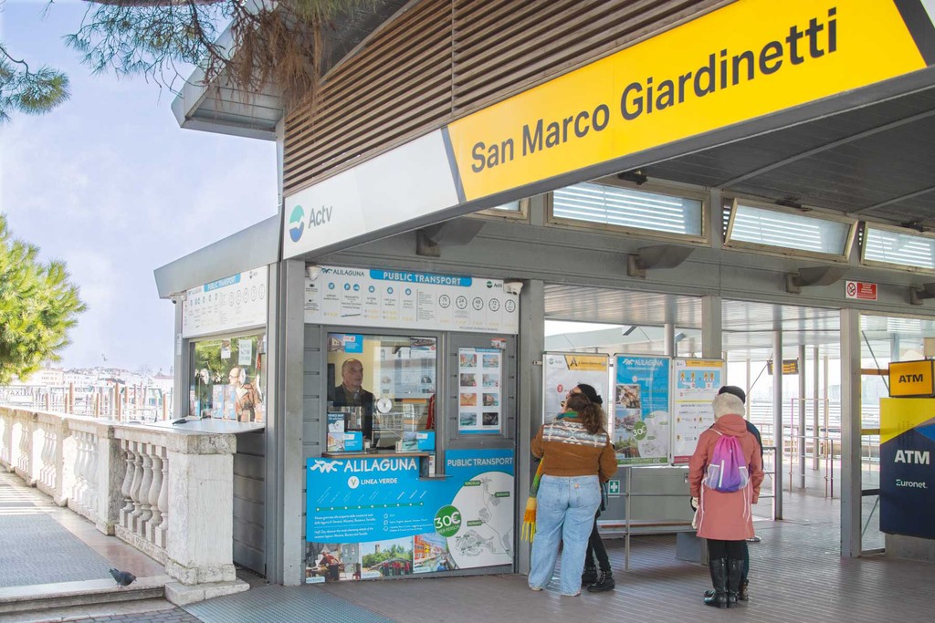 La flotta ibrida di alilaguna di fronte alla Darsena dell'aeroporto Marco Polo a Venezia