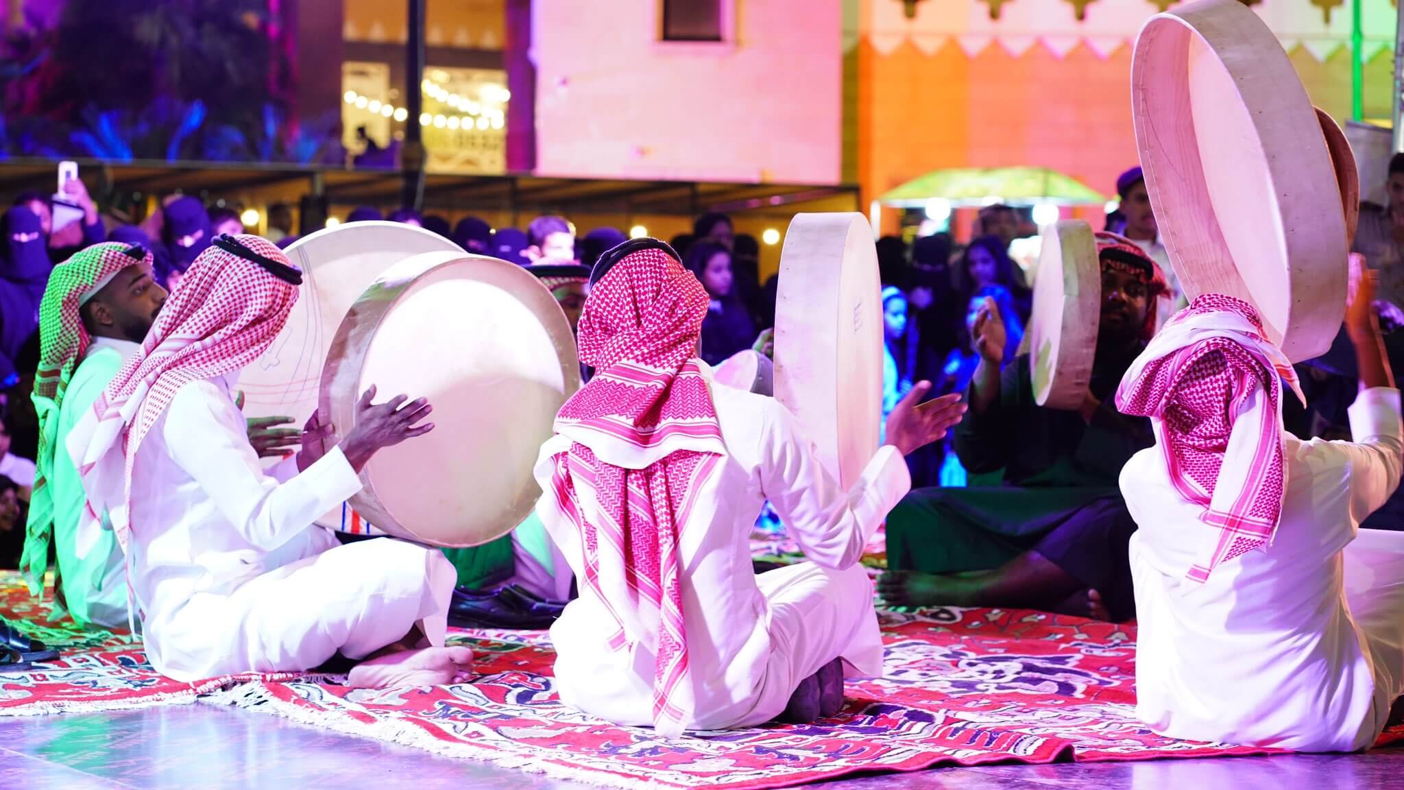 فناني الأداء يلعبون داف