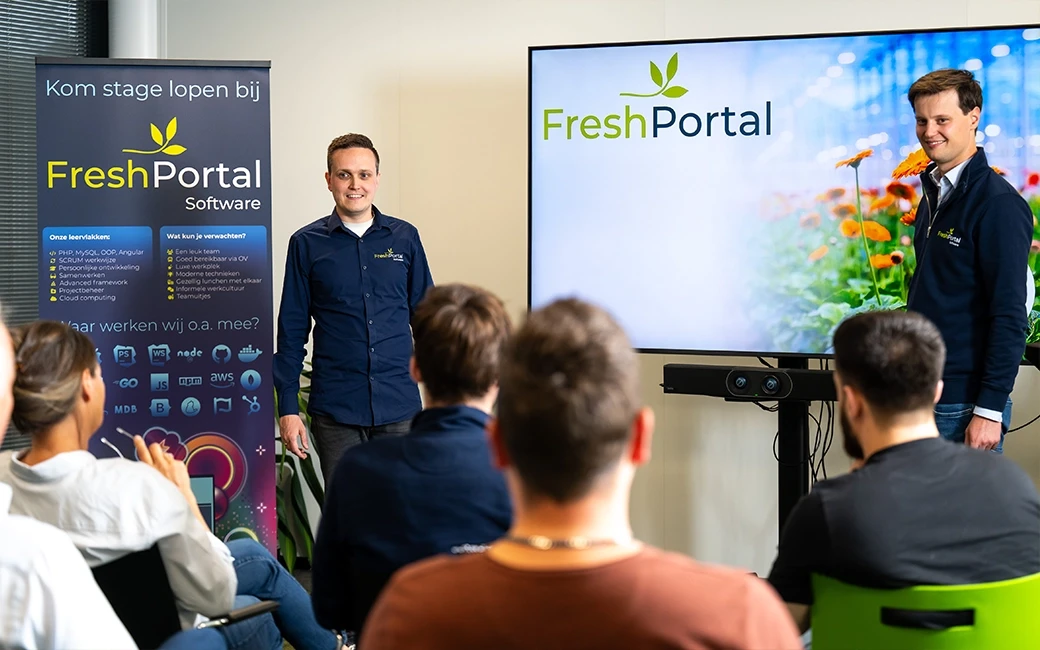 Rene en Joep geven een presentatie