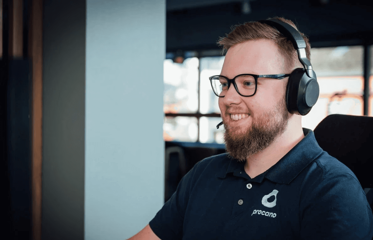 smilende support-ansatt