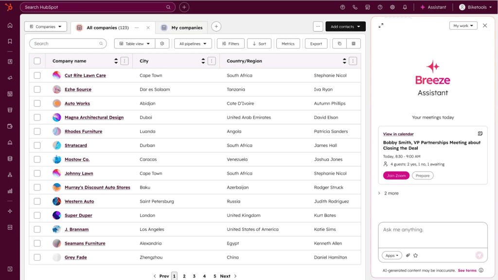 Firmenliste in HubSpot mit der Seitenleiste des Breeze Assistant und den heutigen Meetings