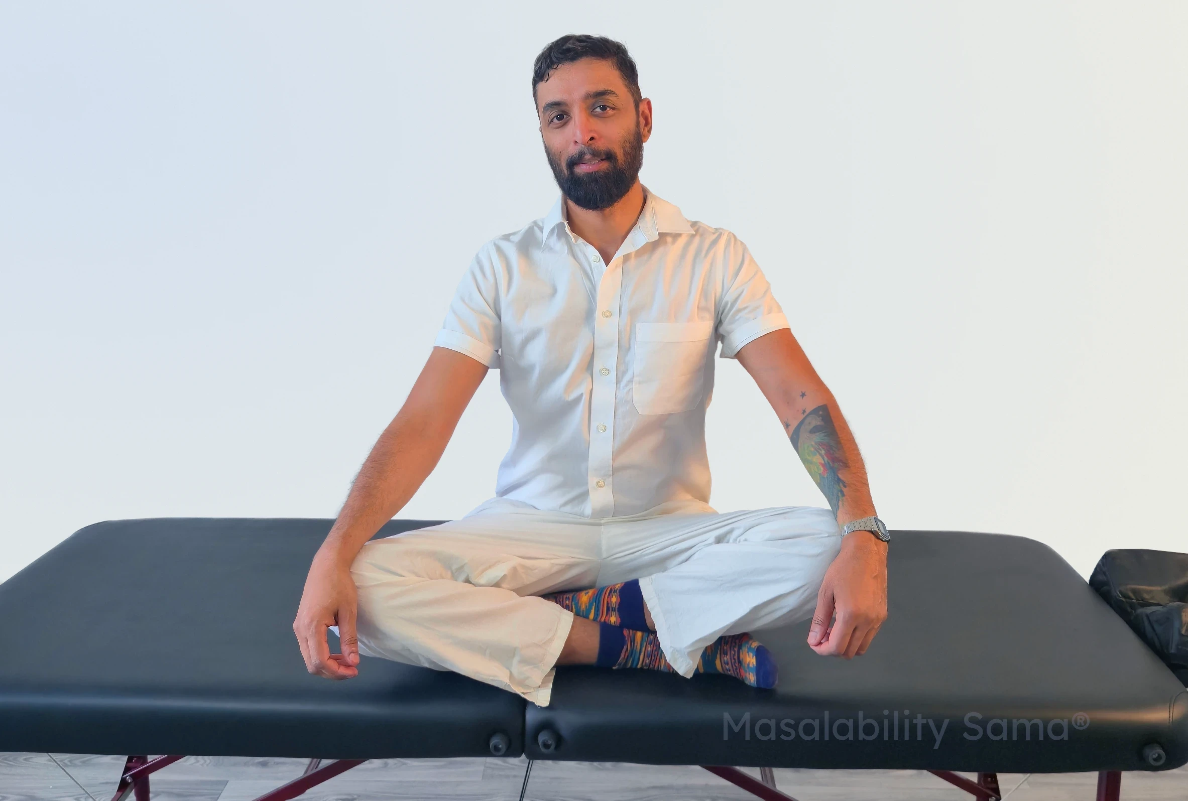 Der Gründer sitzt auf Massageliege