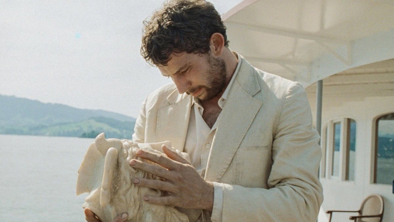 Arthur stringe un reperto etrusco in La chimera (2023)
