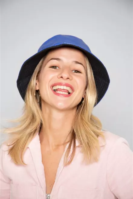 Philippine sourit avec un chapeau bleu
