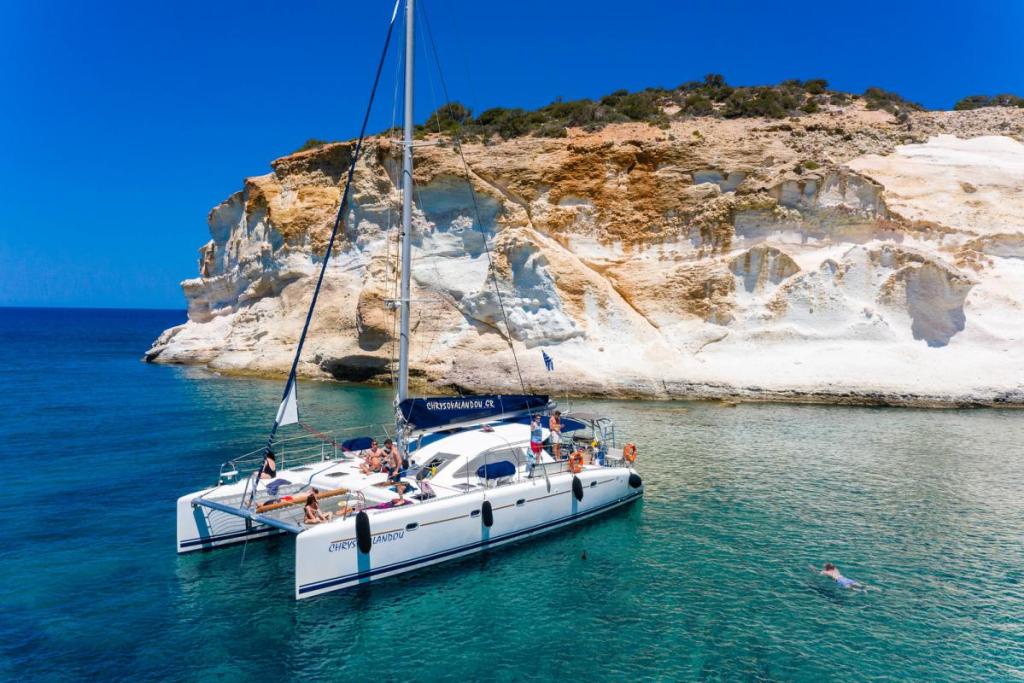 Catamaran tour in Santorini