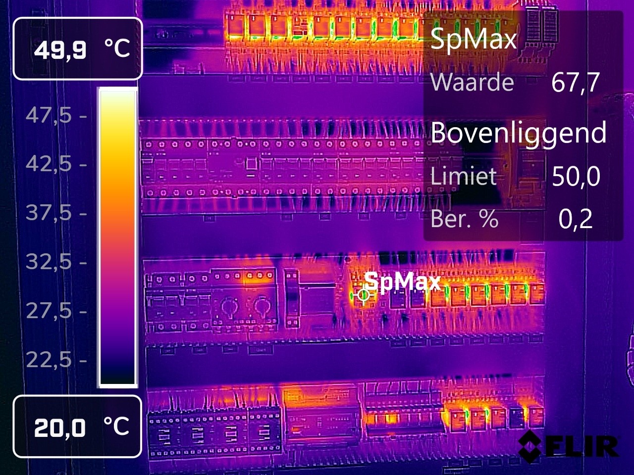 Thermografisch beeld van een elektrisch verdeelbord met zichtbare temperatuurverschillen – Kwootech thermografie elektriciteit België