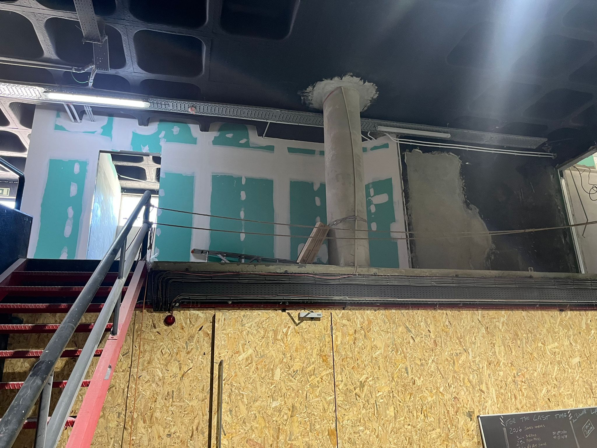 Atleta senior a correr com outros atletas a ver ao fundo