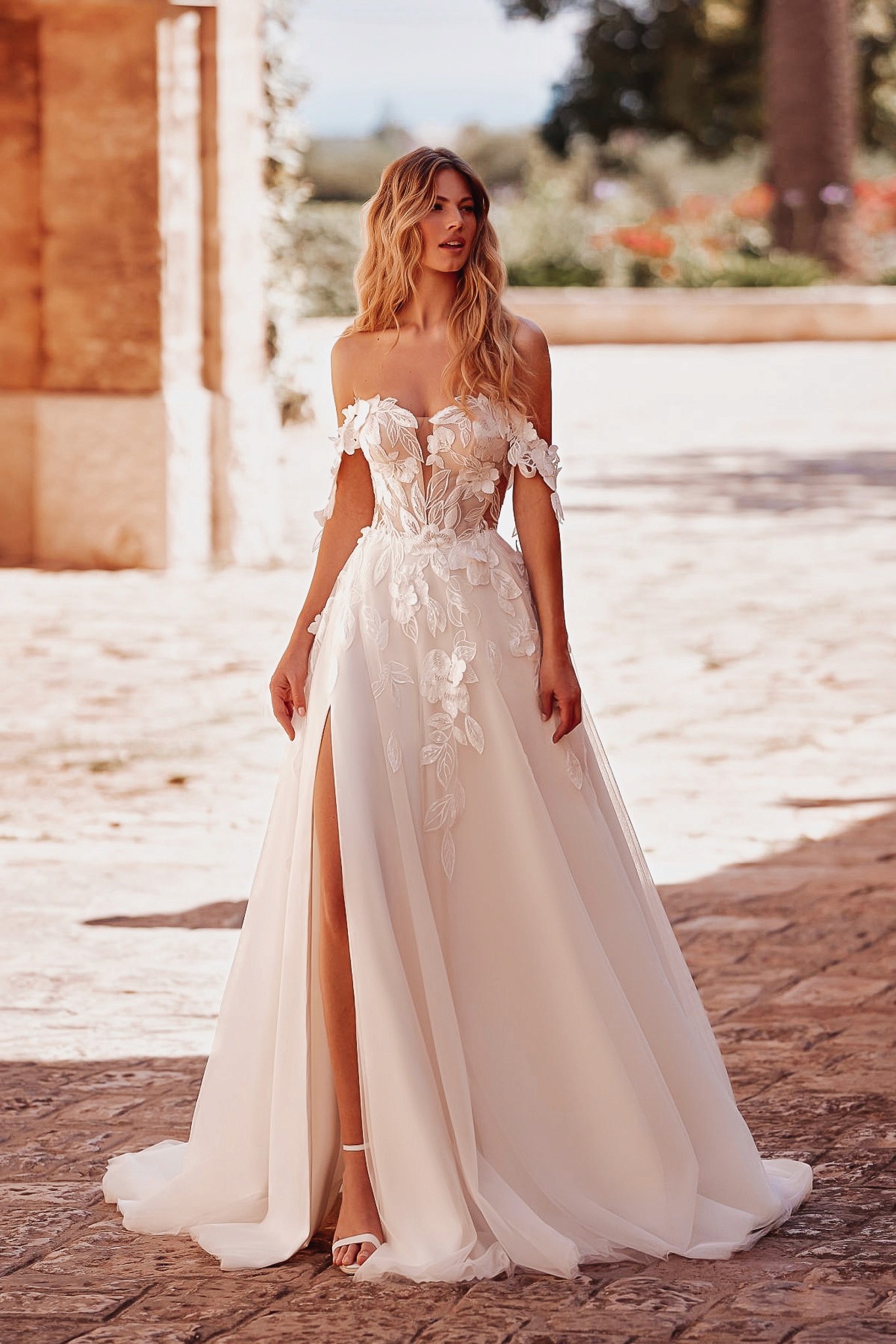 Off-Shoulder Brautkleid mit 3D Blüten