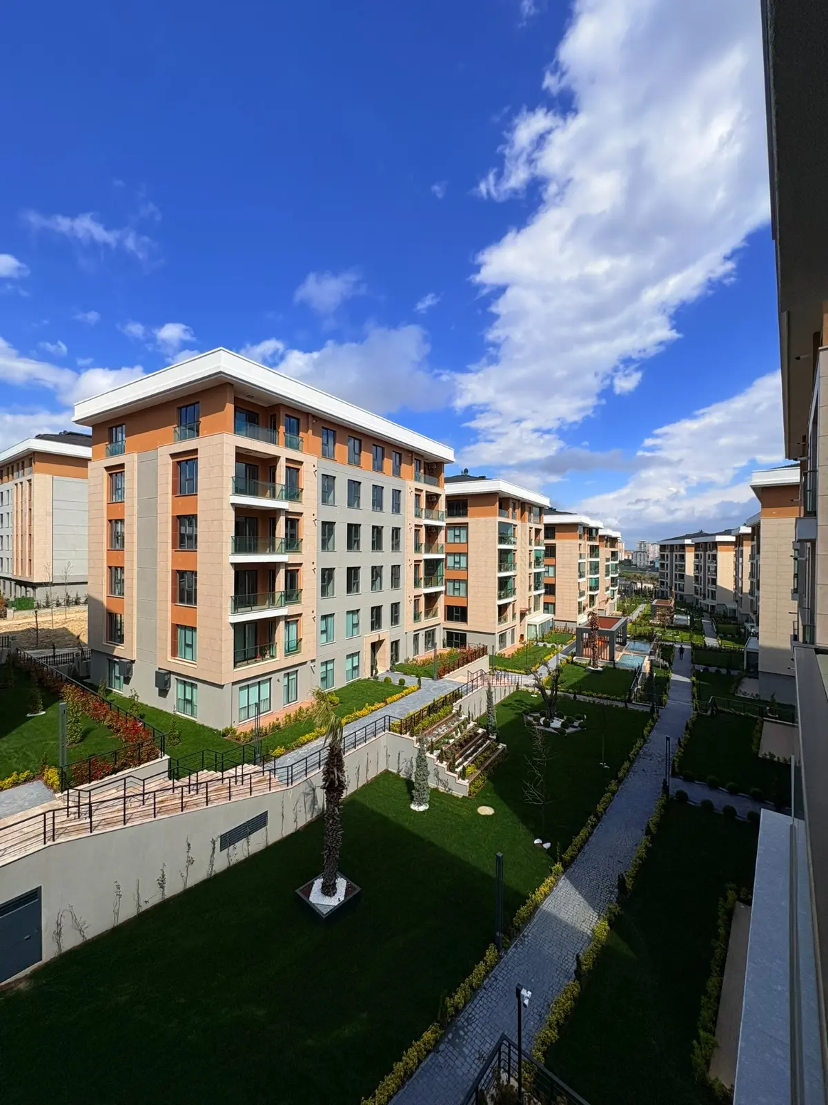 Beylikdüzü Lotus Koru 2 Sitesi içinde yer alan, cephe avantajına sahip, modern mimarili ve krediye uygun 2+1 daire