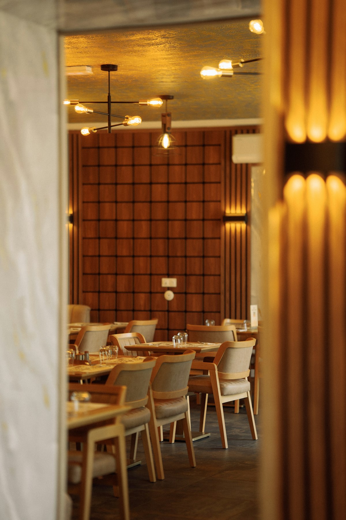 Comedor vacío de restaurante con detalles de madera