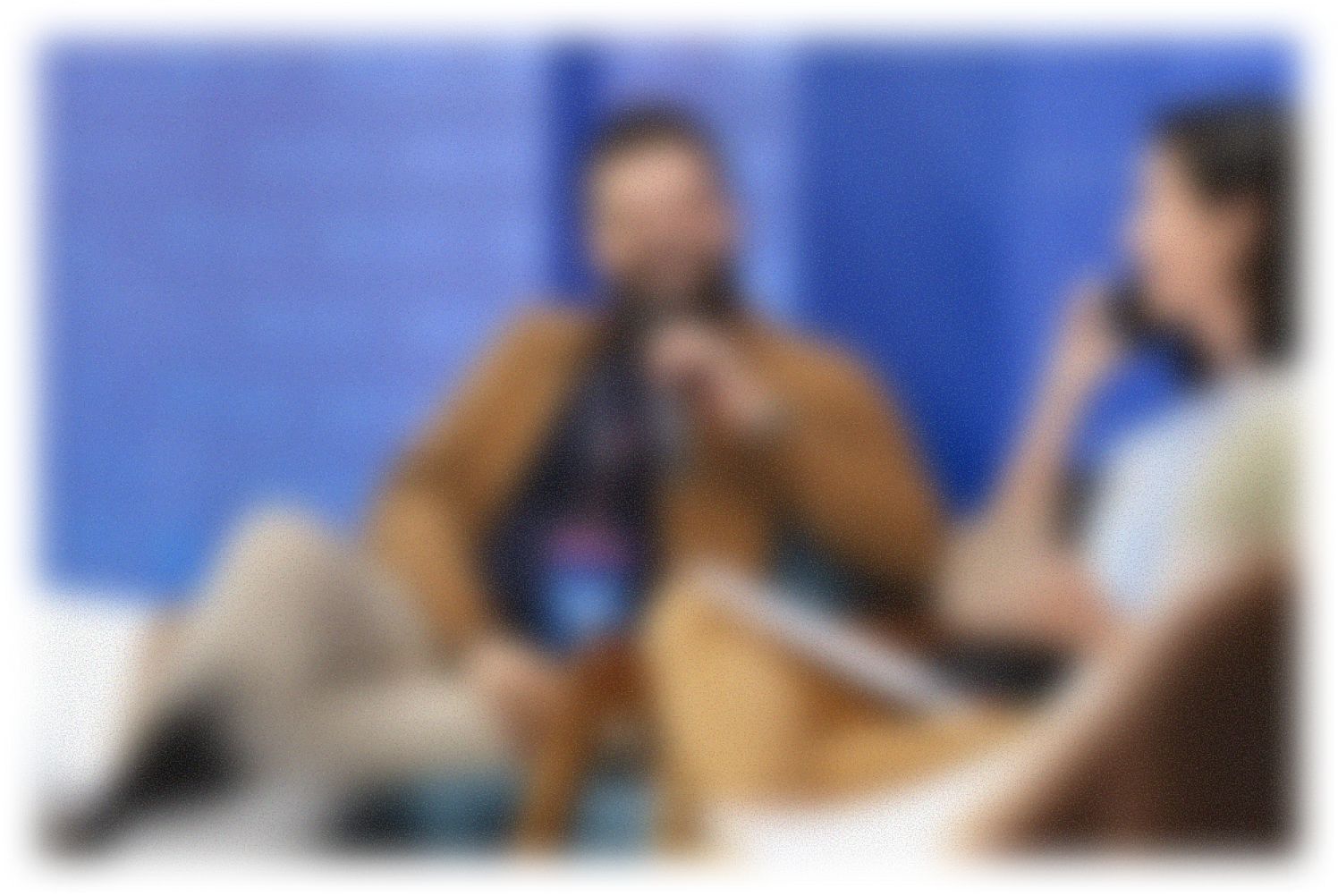 homem sentado na cadeira com microfone