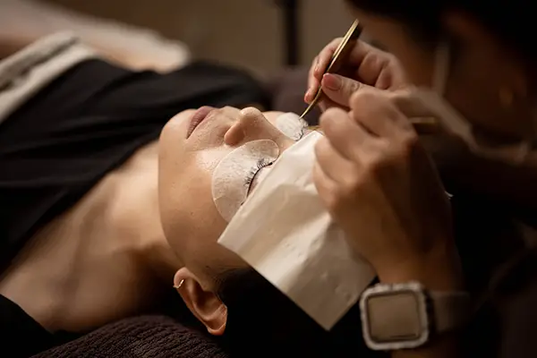 En beauty lash extension treatment phtographed by Kyttn