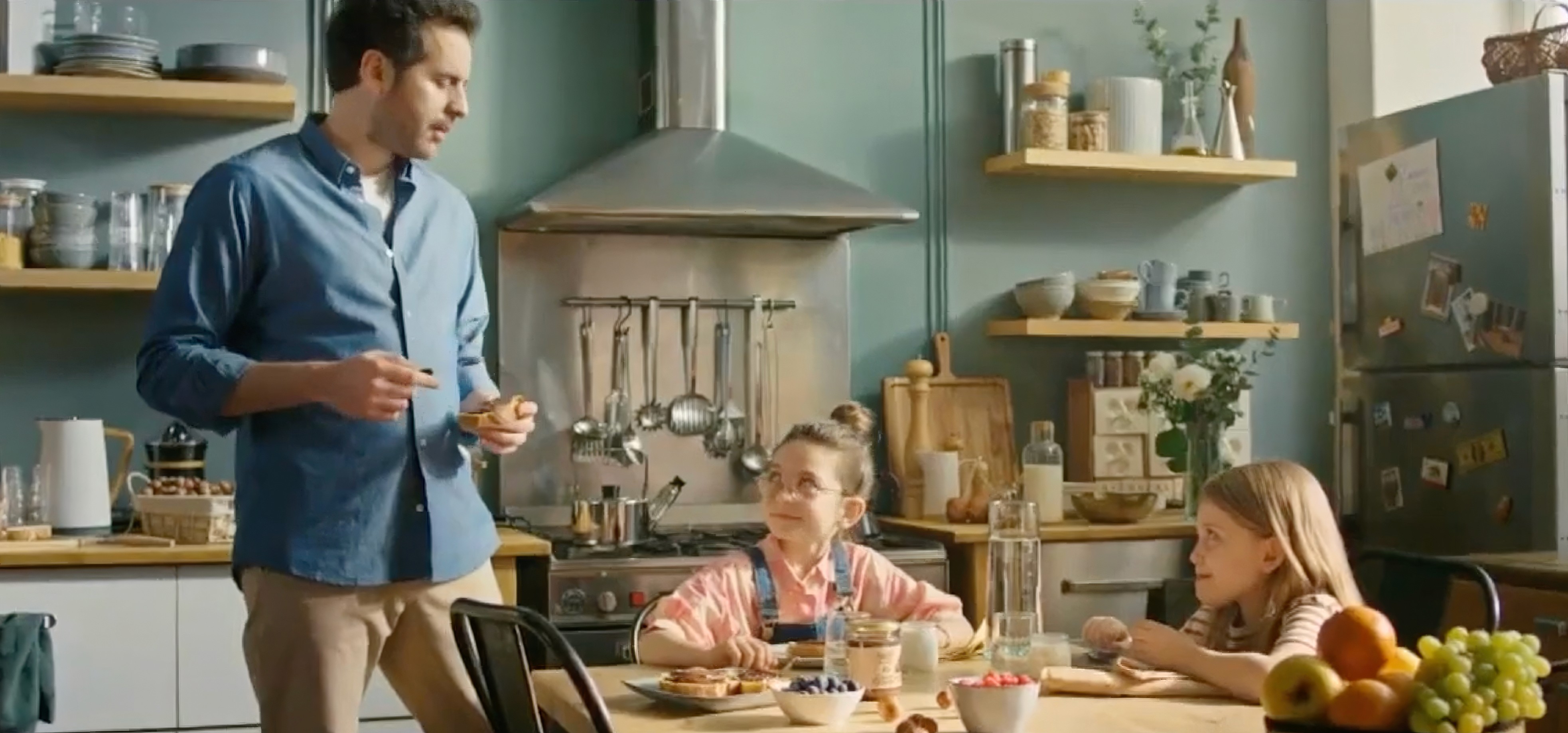 capture de la scene avec papa et enfants