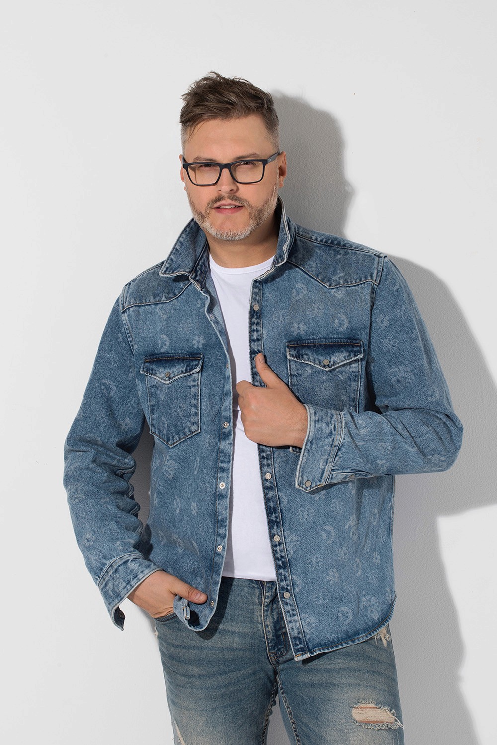 A woman smiling sitting in the office