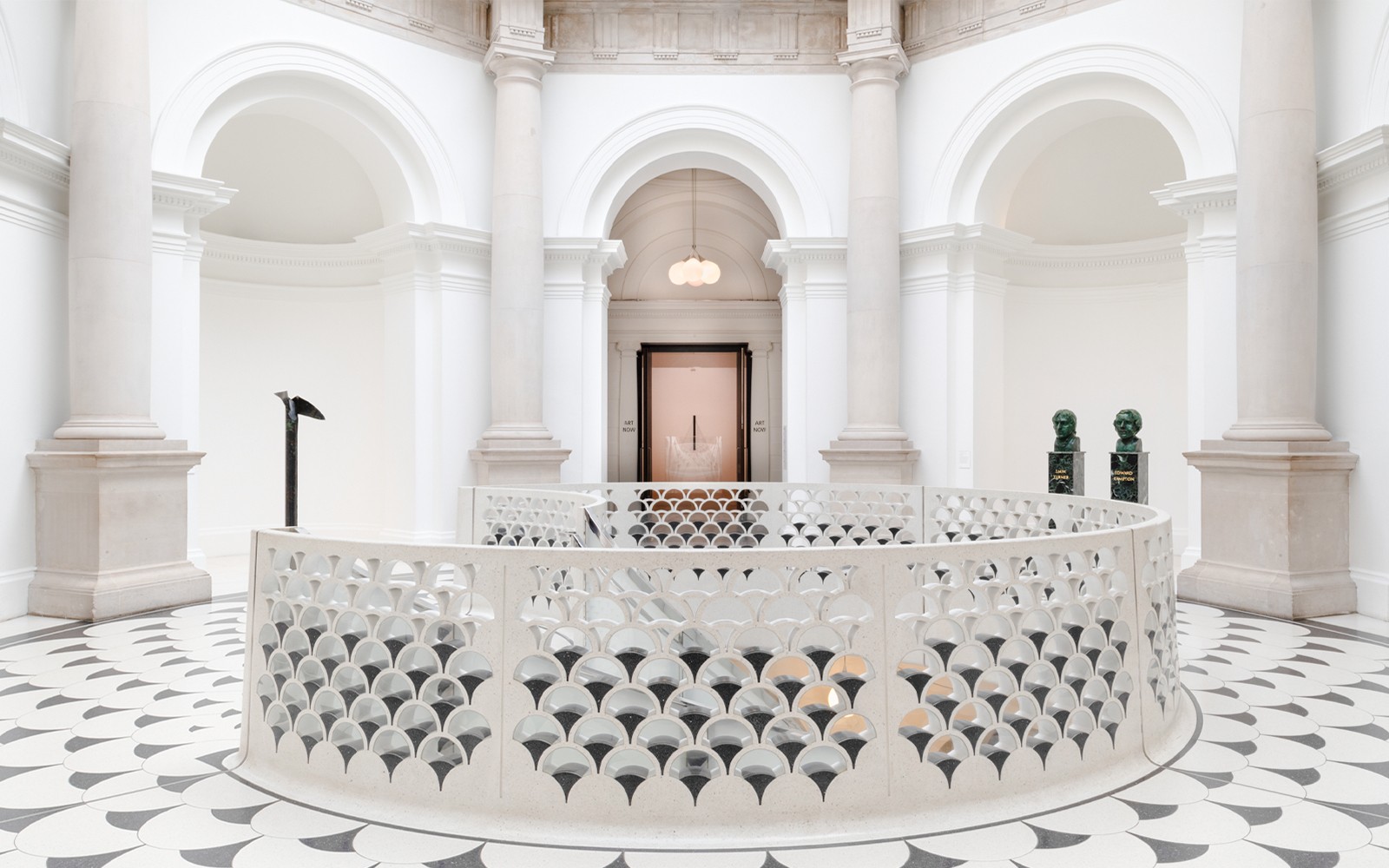 爱德华·布拉和伊瑟尔·科尔昆的艺术作品在伦敦的泰特不列颠美术馆展出。