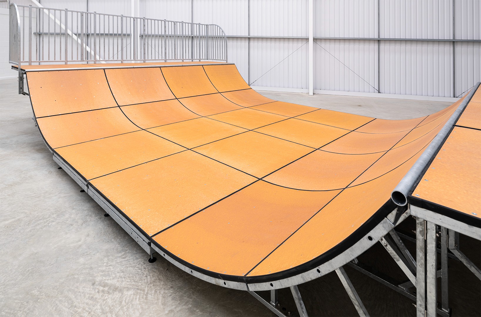 nanuskate mini ramp with skatelite surface and metal railings, designed for skateboarding and extreme sports enthusiasts.