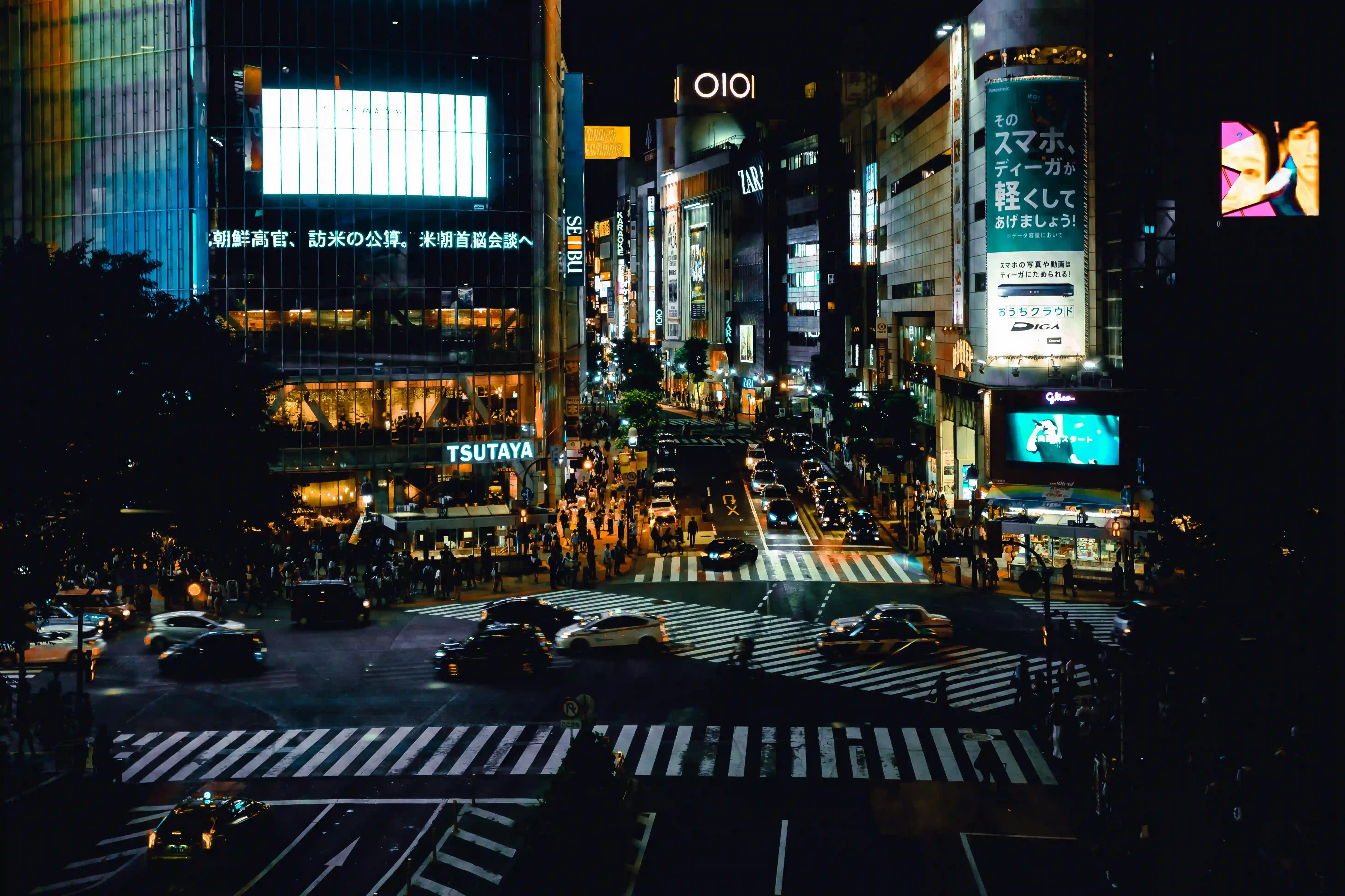 Shibuya yaya geçitinden bir akşam vakti görüntüsü