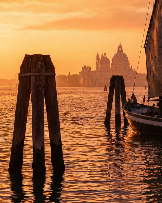 Закат в Венеции с гондолами и лагуной — романтическая атмосфера города на воде