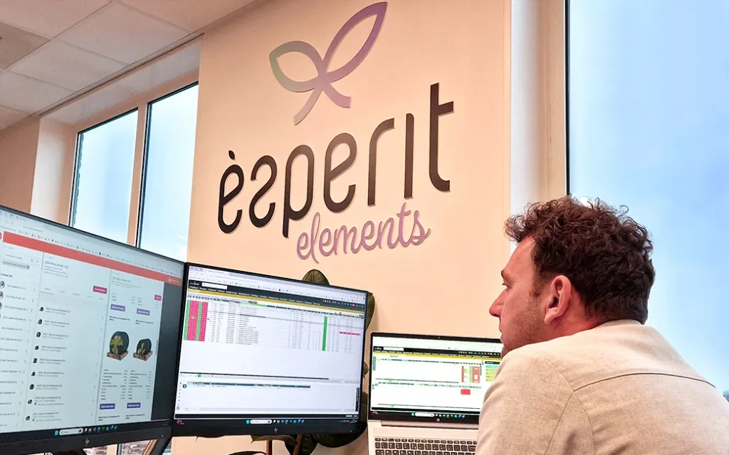 Wouter Persoon van Esperit Elements op zijn computer aan het werk met FreshPortal Software