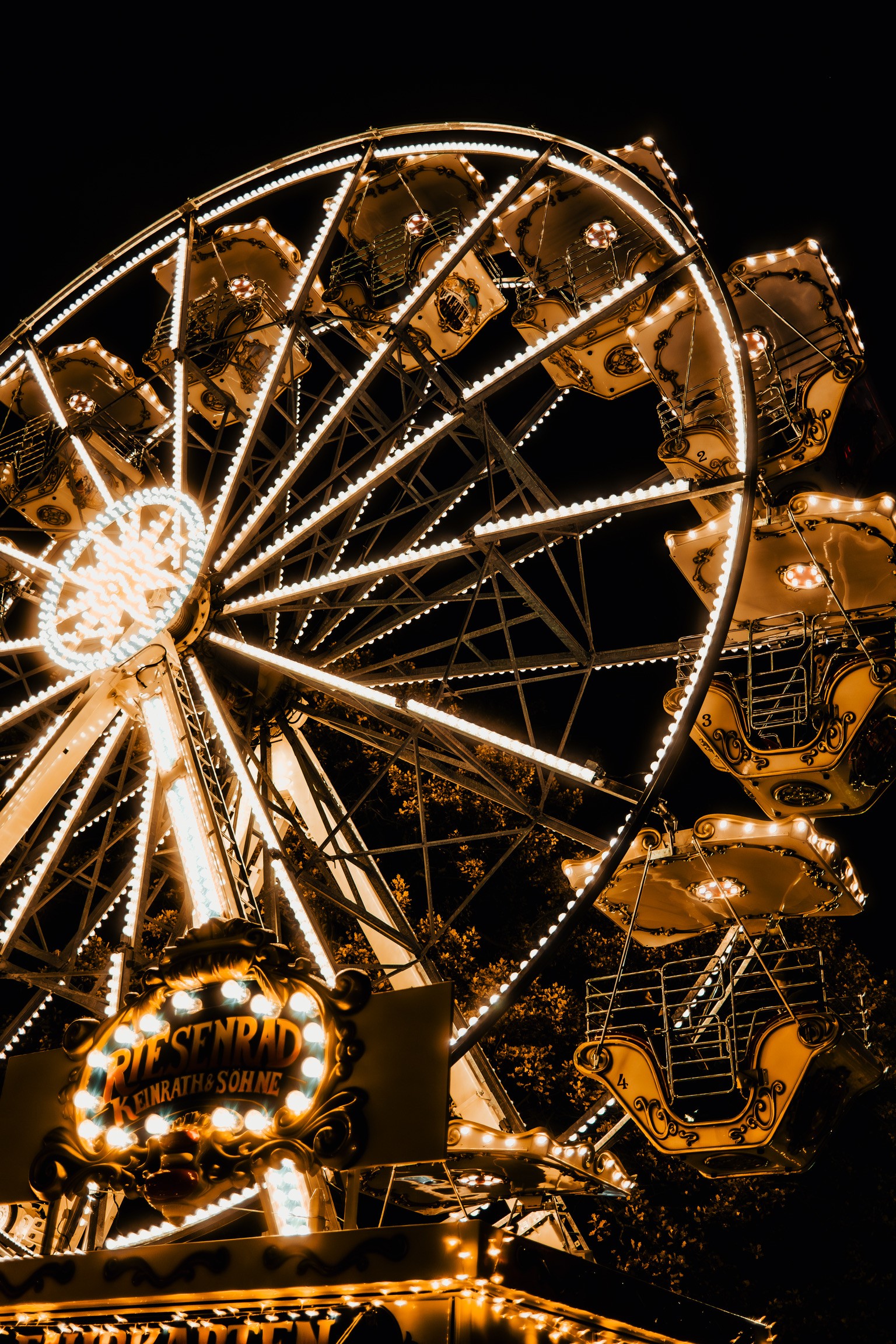 Noria de feria iluminada de noche