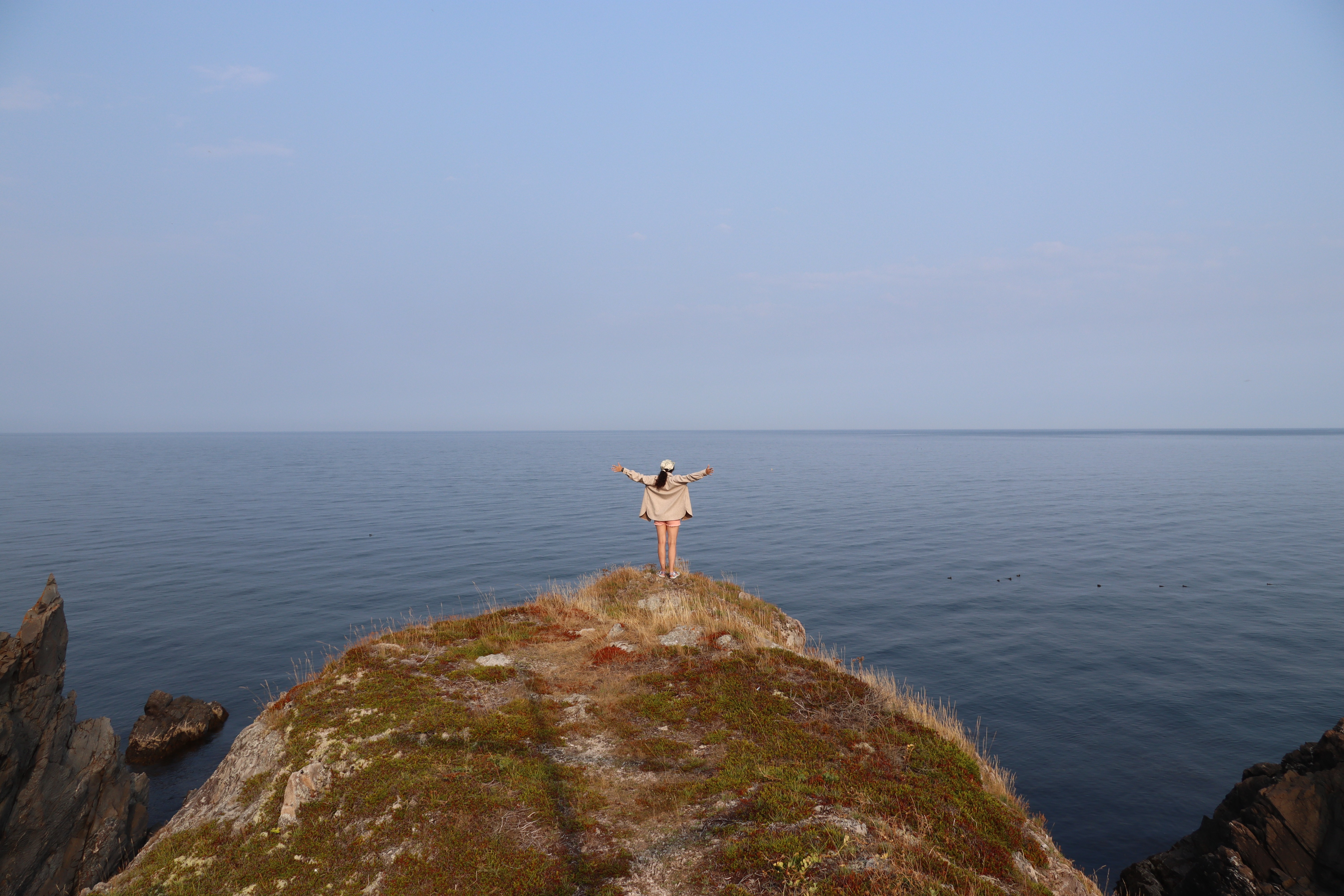 Véronique sur un cran au bord du golf du Saint-Laurent en Gaspésie