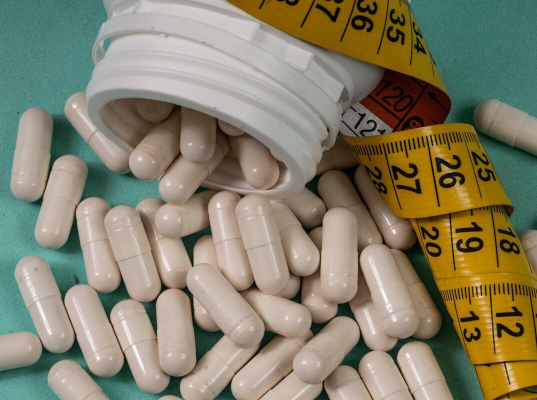 bottle of supplement fat burner medicine to help you lose weight
