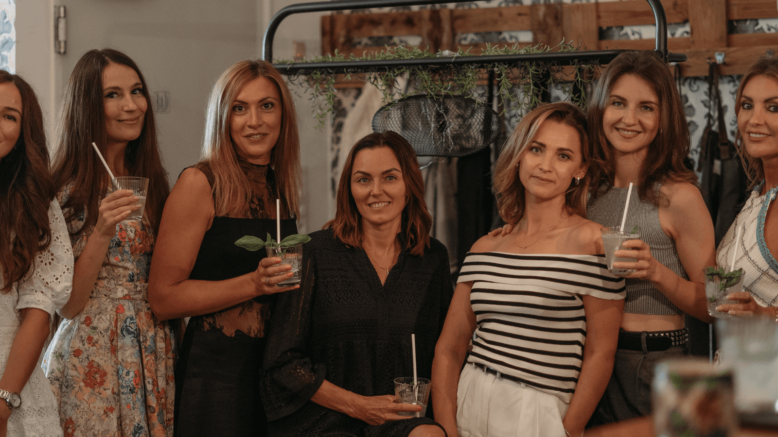 Team posiert mit selbstgemachten Cocktails beim SAPOORI Event in Frankfurt – Gruppenfoto, Zusammenhalt und positive Teamenergie