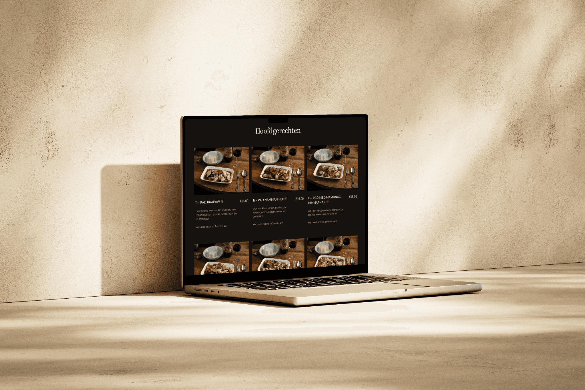 Een Macbook Pro mockup van de Phuang Malai Oostende Website homepage