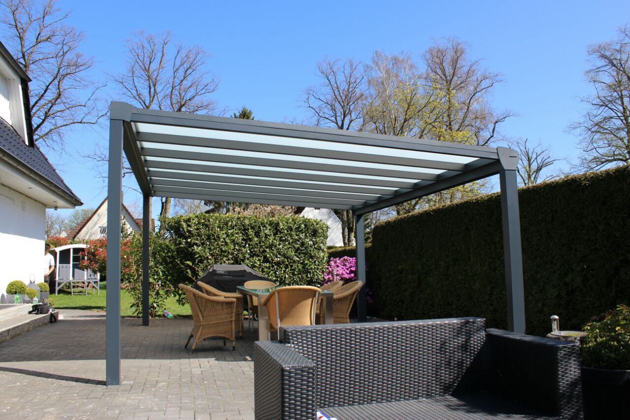 freistehendes-Terrassendach-anthrazit-glas