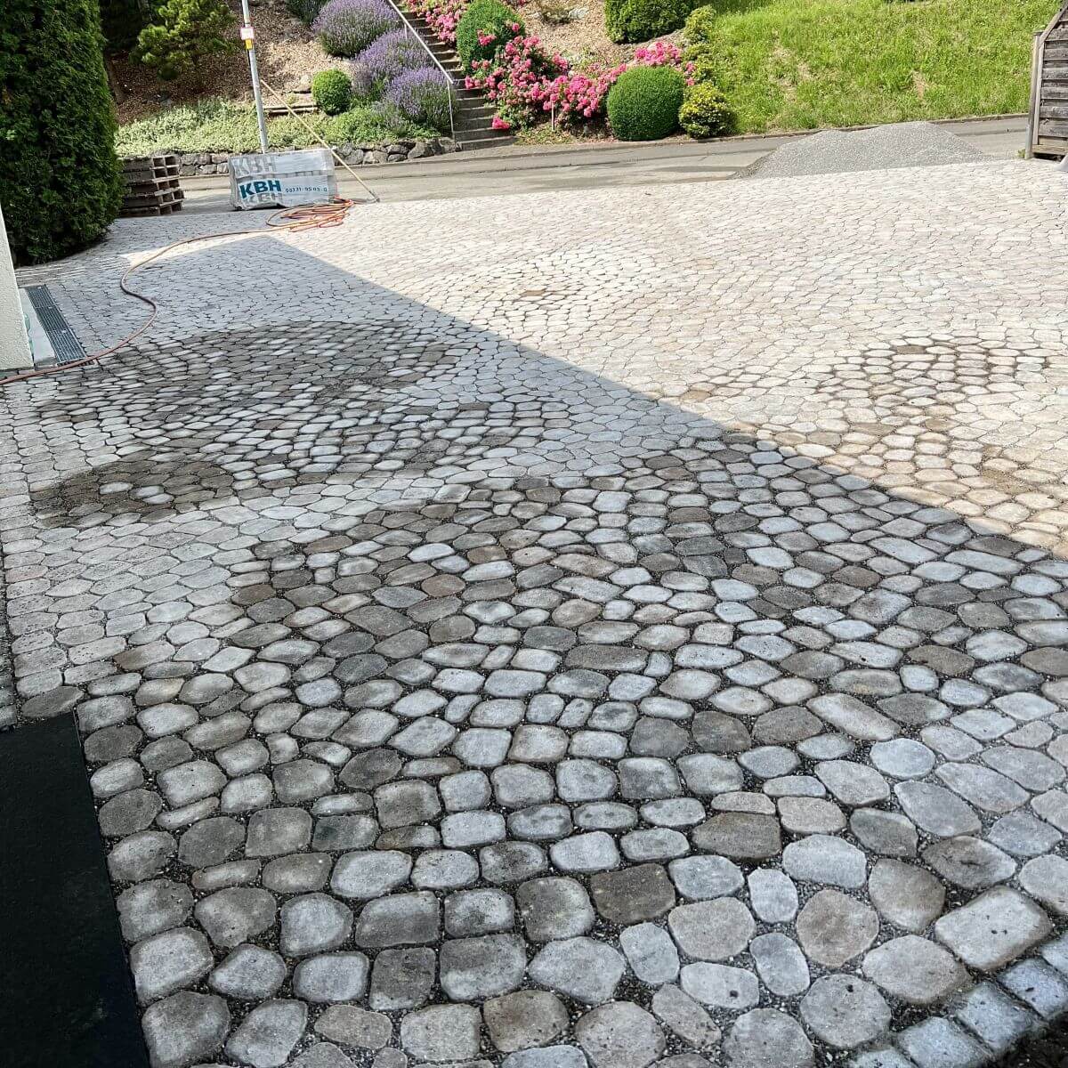 Großflächige Hofeinfahrt mit professionell verlegtem Arena-Pflaster.