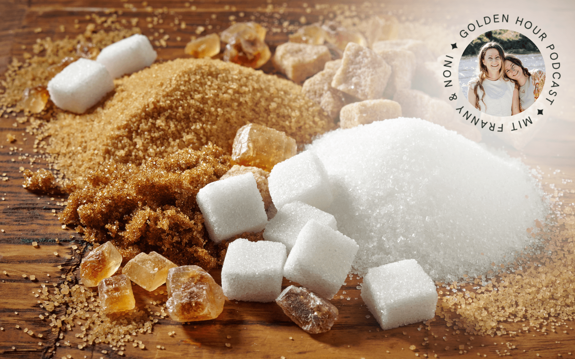 brauner zucker, weißer zucker und kandiszucker auf einem braunen Holztisch