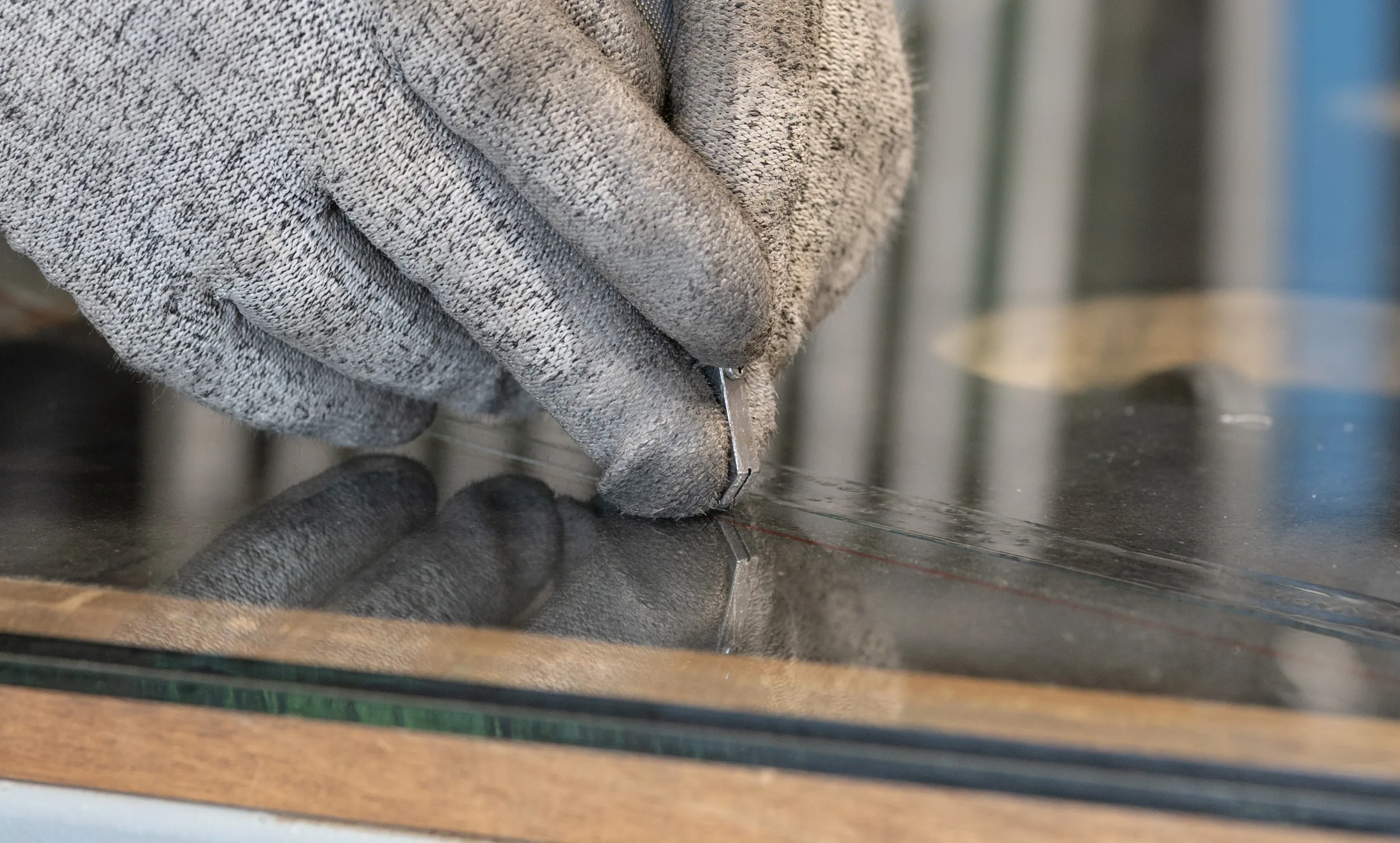 Découpe de verre sur mesure dans l'atelier de vitrerie à Genève