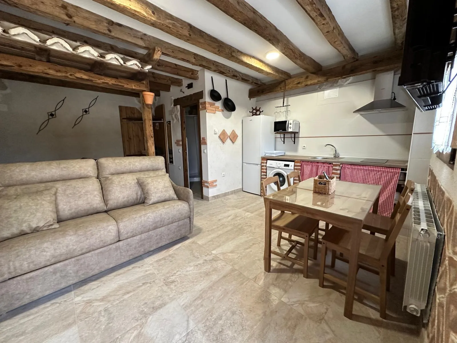 Casa Albillo: alojamiento para 2-4 personas con una habitación doble, cocina equipada, salón con TV y baño completo.