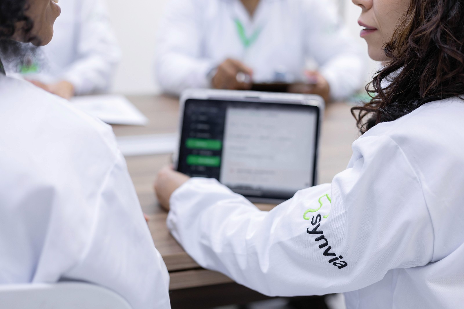 Especialista da Synvia elaborando documentos científicos e regulatórios para estudos clínicos
