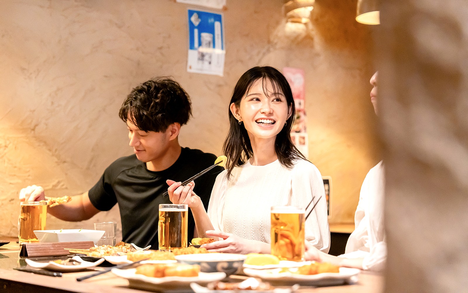 Látogatók élveznek italokat egy izakajában Asakusában