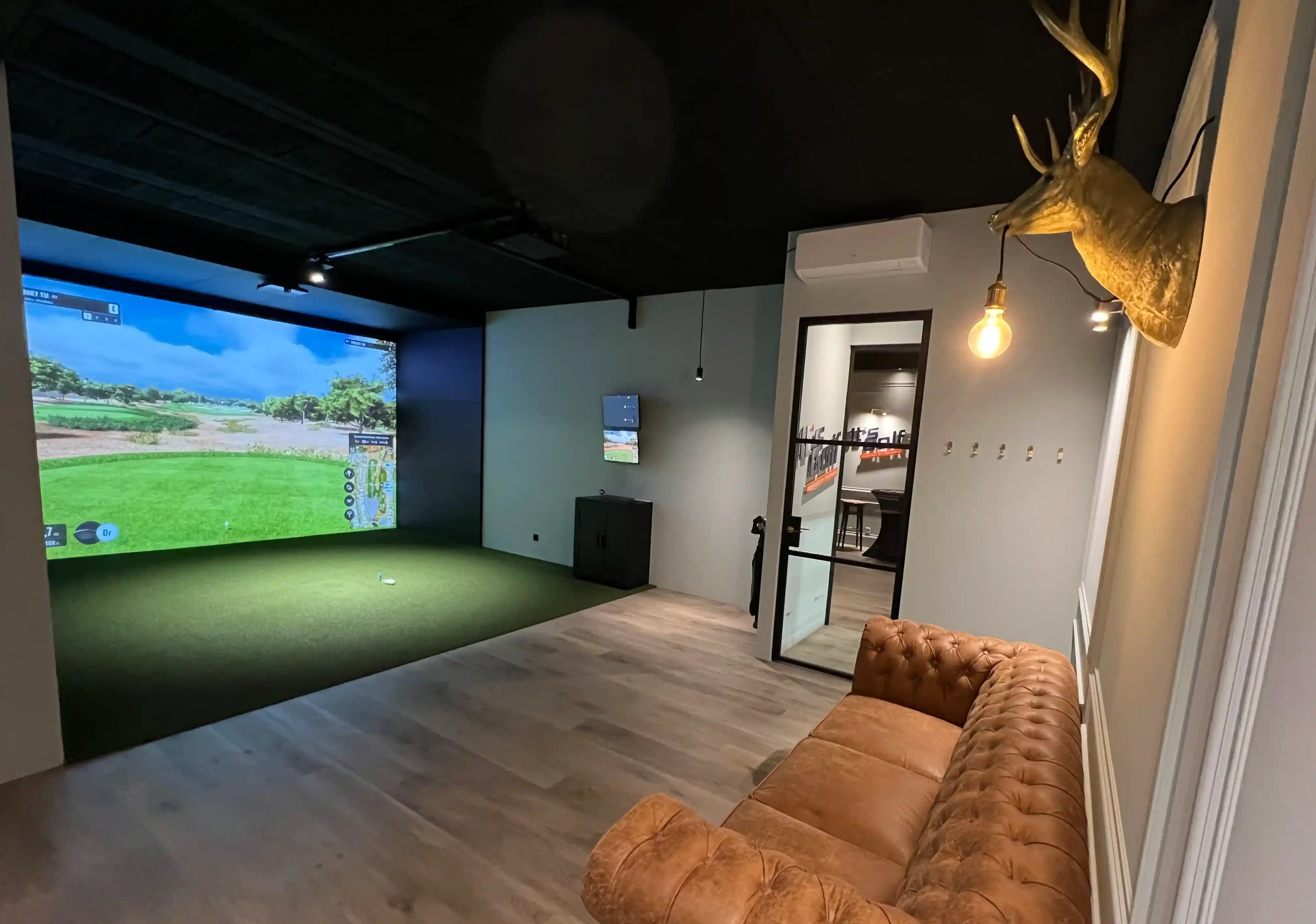 trackman-io-indoor-golf-bay-met-chesterfield-lounge-its-golf-alkmaar-noord-holland