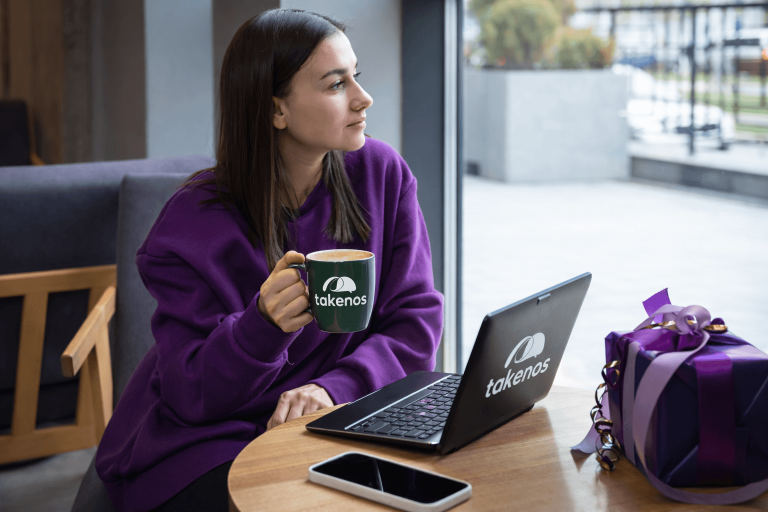 Mujer freelancer trabajando 