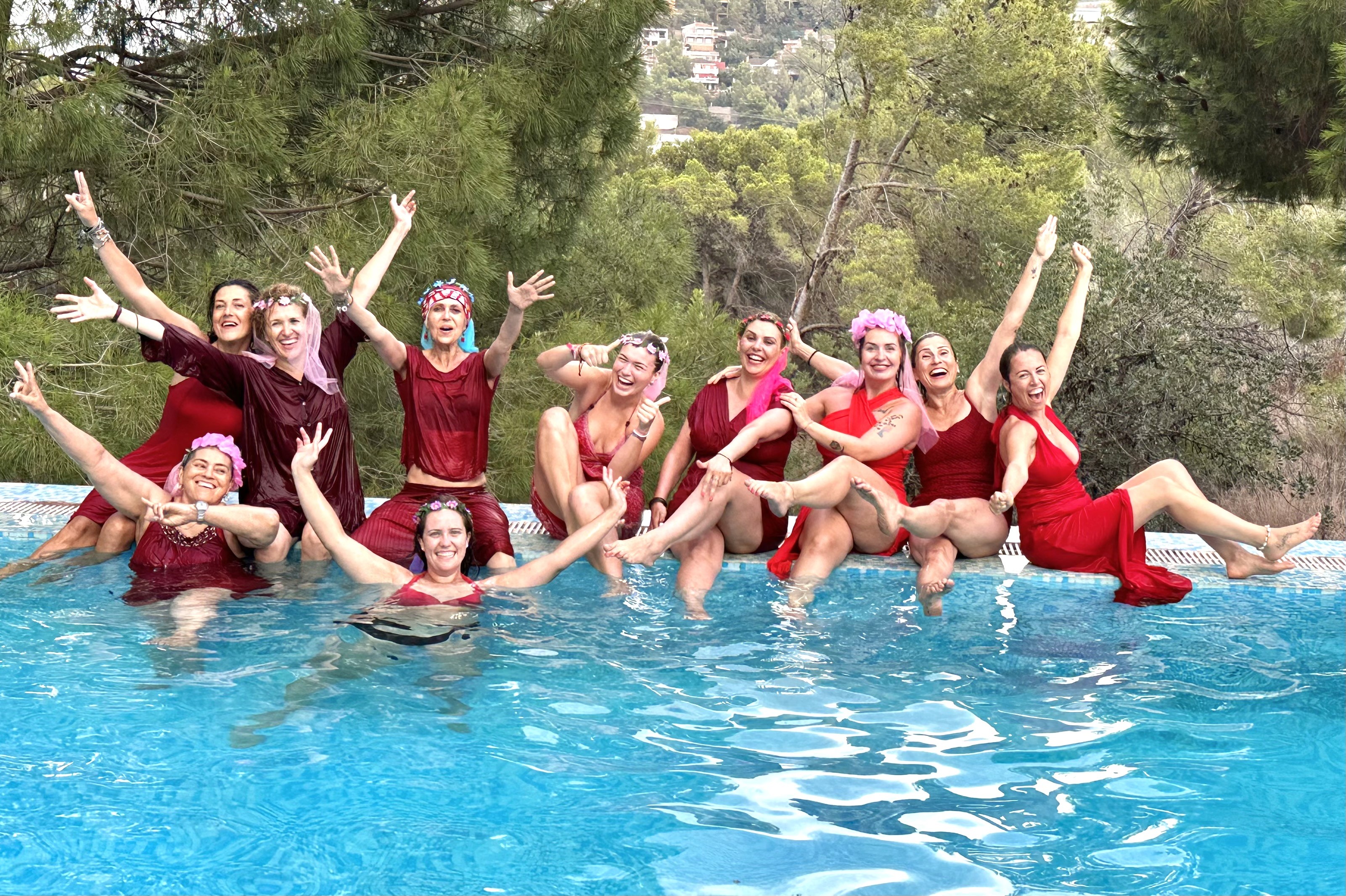 grupo de mujeres en piscina con posición divertida