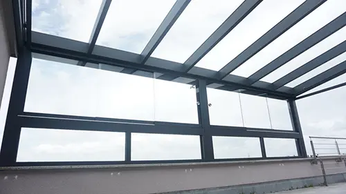 Terrassendach mit Glasdach und Glasschiebeelementen auf einer Dachterrasse
