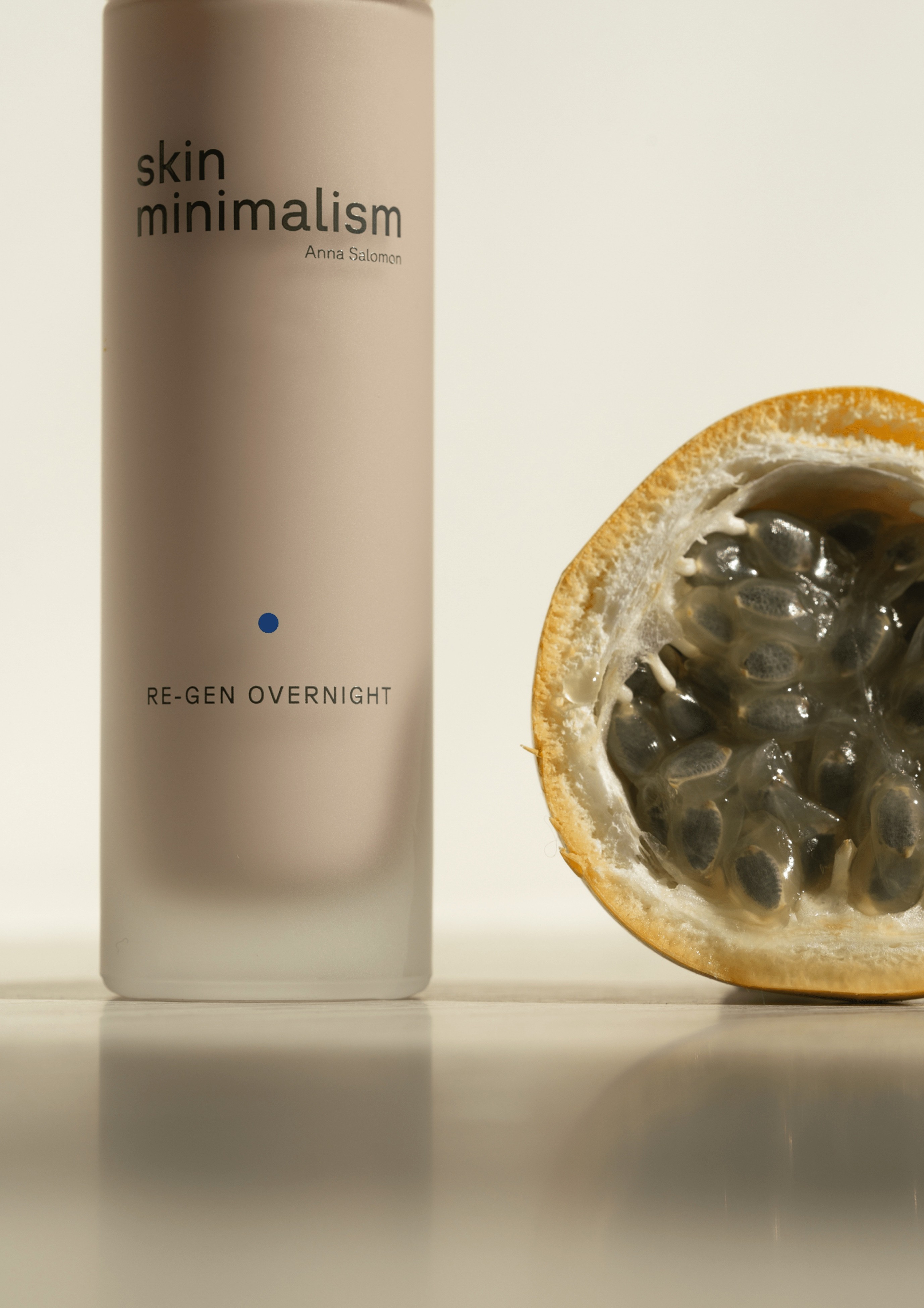 Sesja zdjęciowa dla Skin Minimalism – produkt marki Skin Minimalism i przekrojony owoc