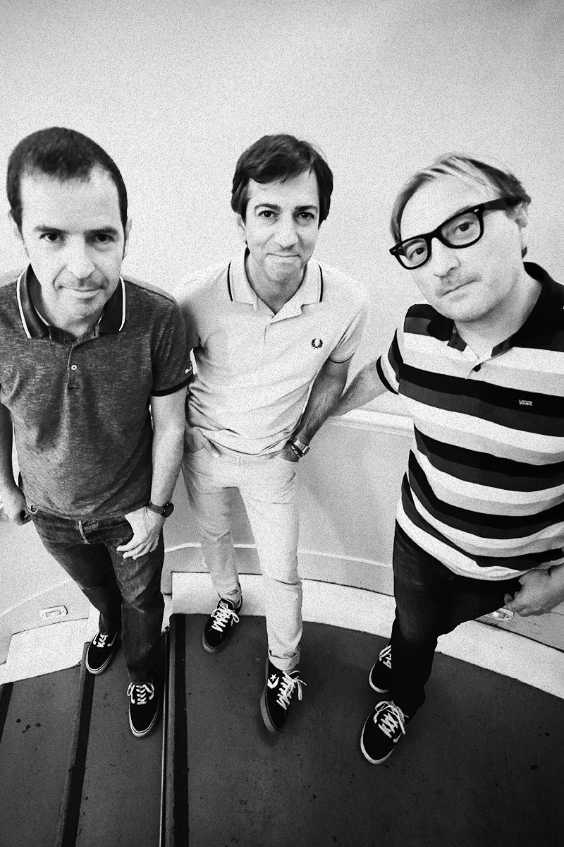 Airbag es un trío de música rock procedente de Estepona (Málaga, España). El grupo se formó en 1998 y, tras grabar dos maquetas, comenzó a ganar popularidad a través de Radio 3 de la mano del locutor Juan de Pablos.
