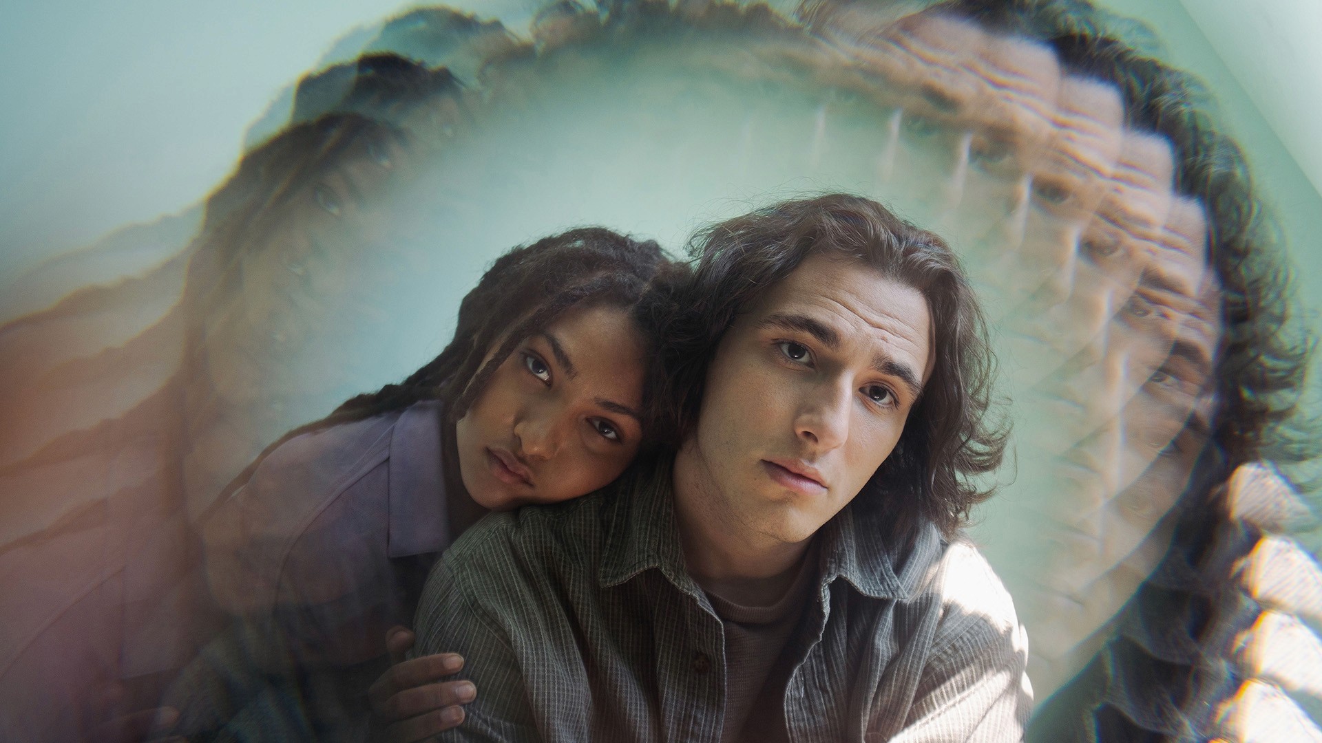 Deux personnes se tiennent face à face dans une salle de bain publique éclairée par une grande fenêtre à stores. L’une est près d’un lavabo, l’autre près des cabines de toilettes. L'ambiance est tendue. Scène tirée de la série télé Détox.