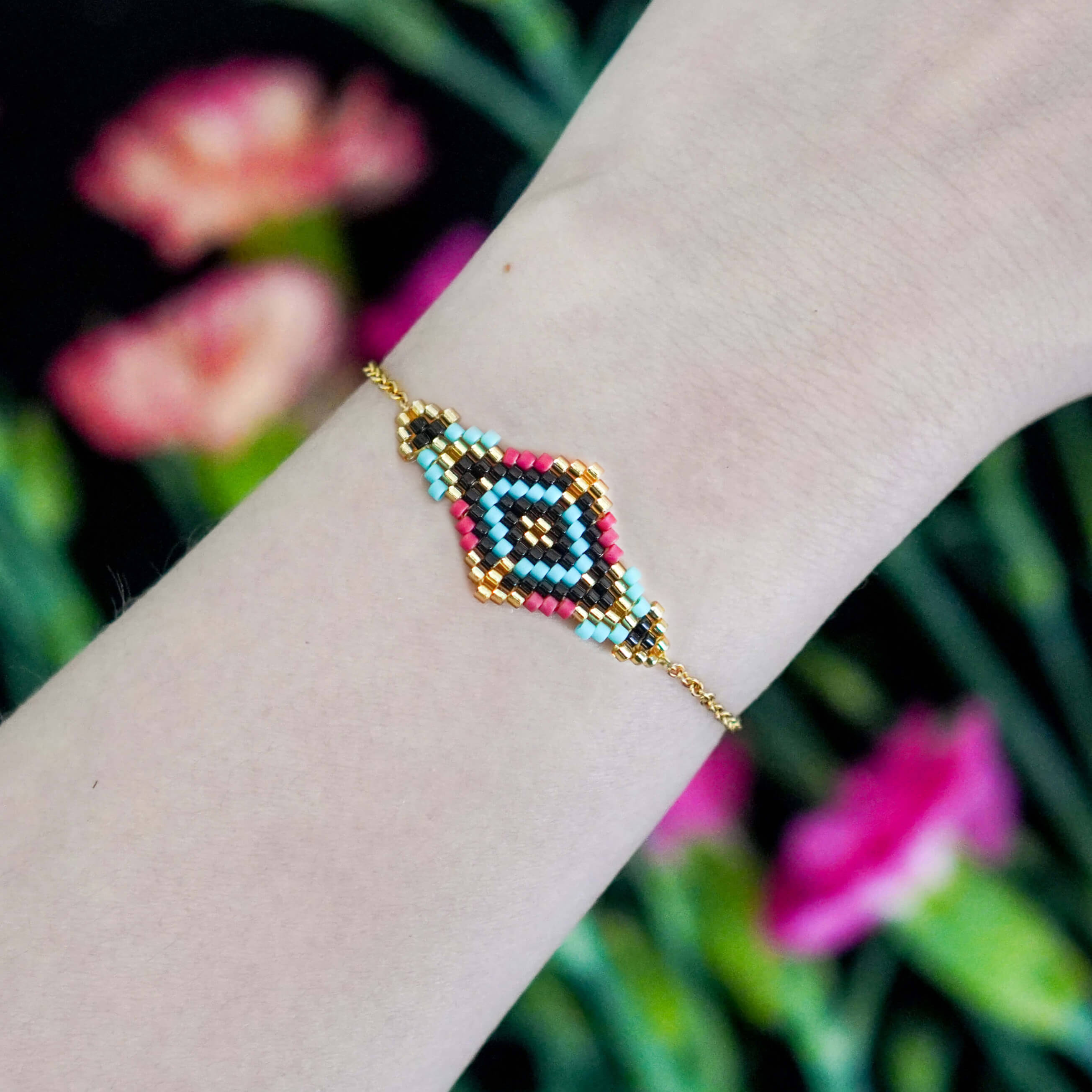 Ręcznie robiona bransoletka Geometric Vision Berry Sky w kolorze niebieskim i malinowym na nadgarstku