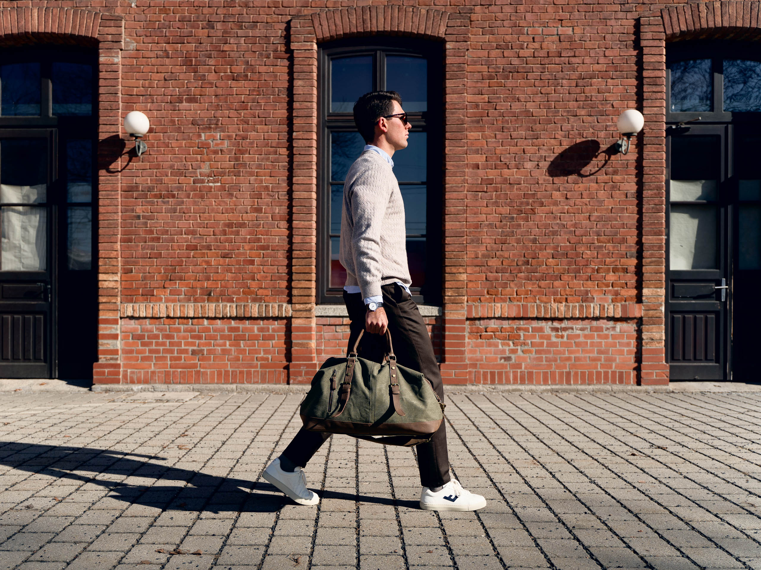 Modernes Herrenmode-Lifestyle-Shooting im urbanen Wien von Fotograf Leon Moik.