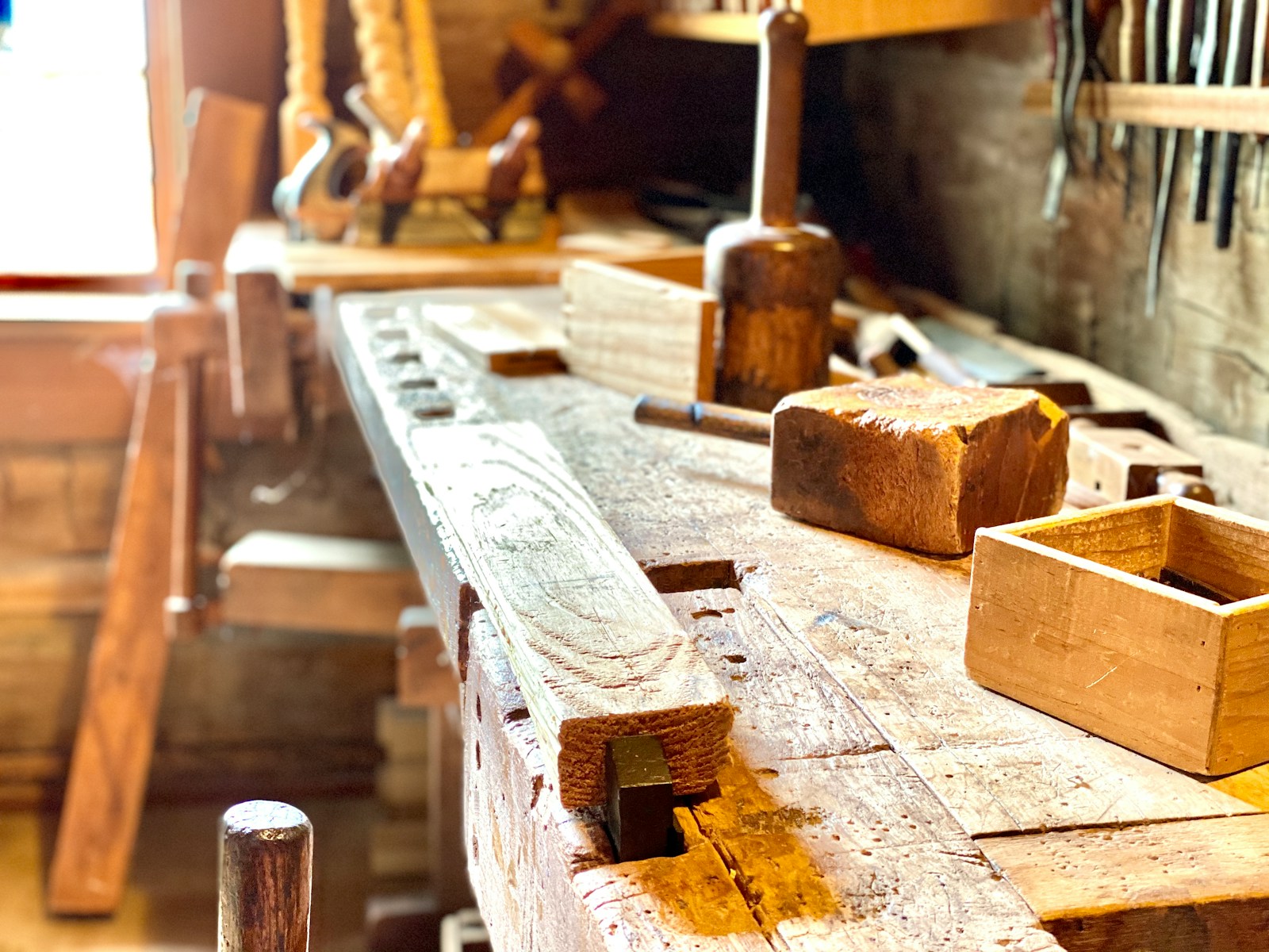 Outils et établis d’un atelier de fabrication